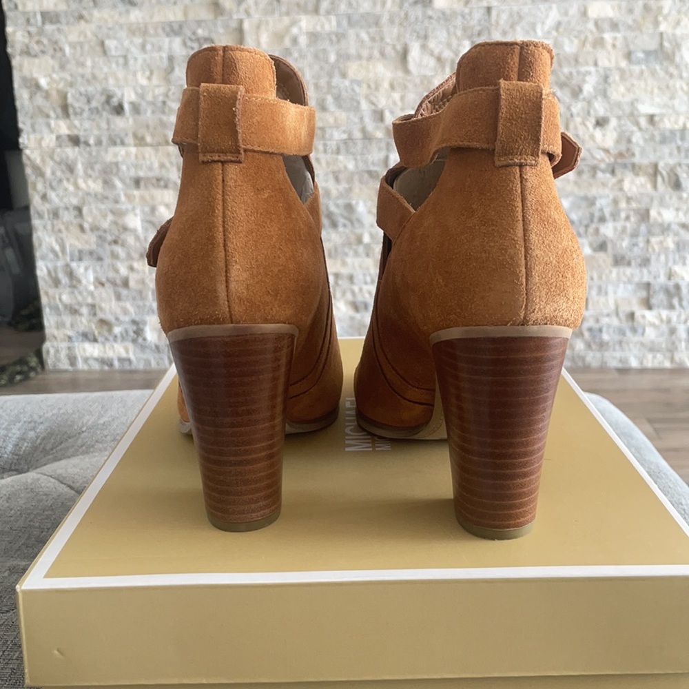 Brand new Michael Kors Walden Suede Bootie woman's size 8.5 - Picture 3 of 4